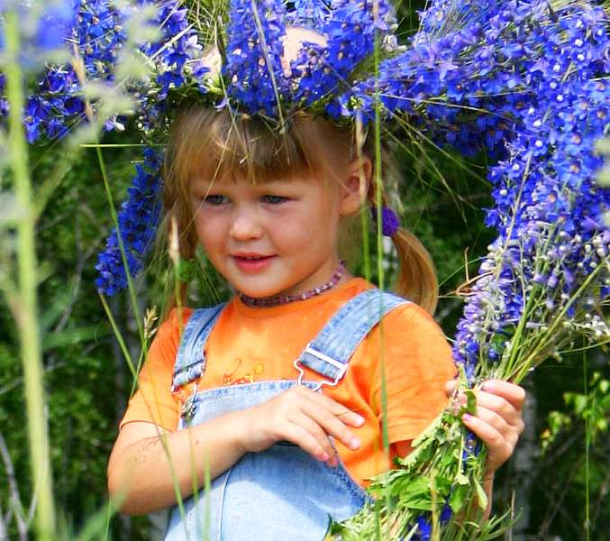 Kind mit Blumen im Haar