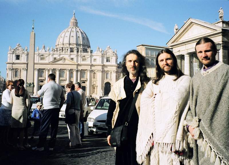 Vadim, Vissarion und Boris vor dem Petersdom in Rom (Herbst 2002)
