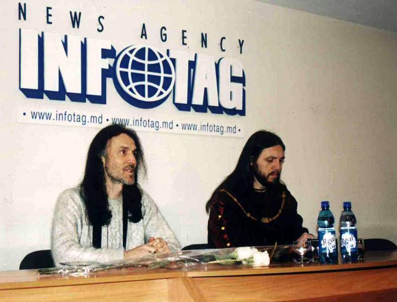 Vadim und Vissarion bei einer Pressekonferenz in Moldawien